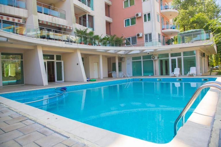 una gran piscina frente a un edificio en St.Vlas Apartments Mamaia, en Mamaia