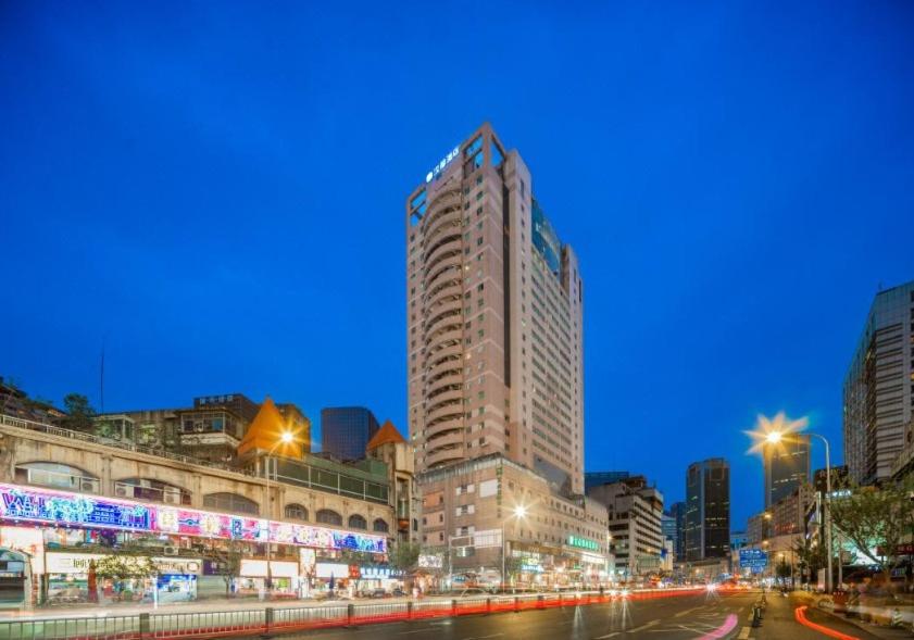 Tòa nhà nơi khách sạn tọa lạc