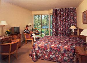 een man in een stoel in een hotelkamer bij Hotel Fährkrug in Templin