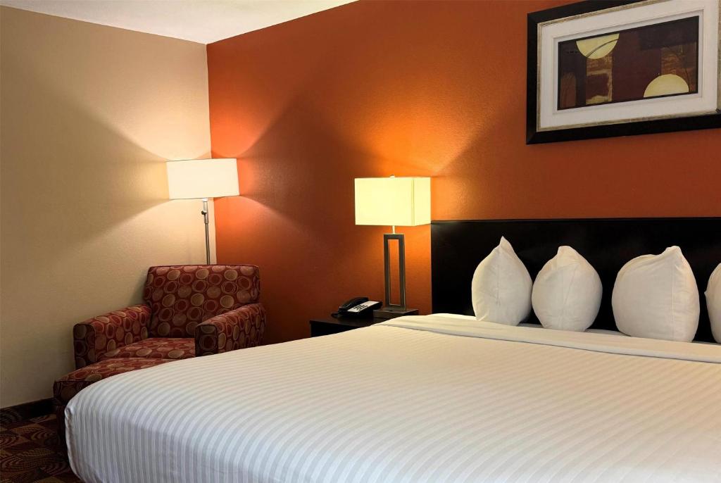 Baymont by Wyndham Plainfield/ Indianapolis Arpt Area - Deluxe King Room - Non-Smoking