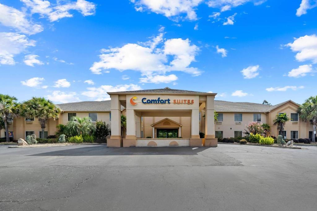 a front view of a hotel with a car dealership at Comfort Suites Milledgeville in Milledgeville