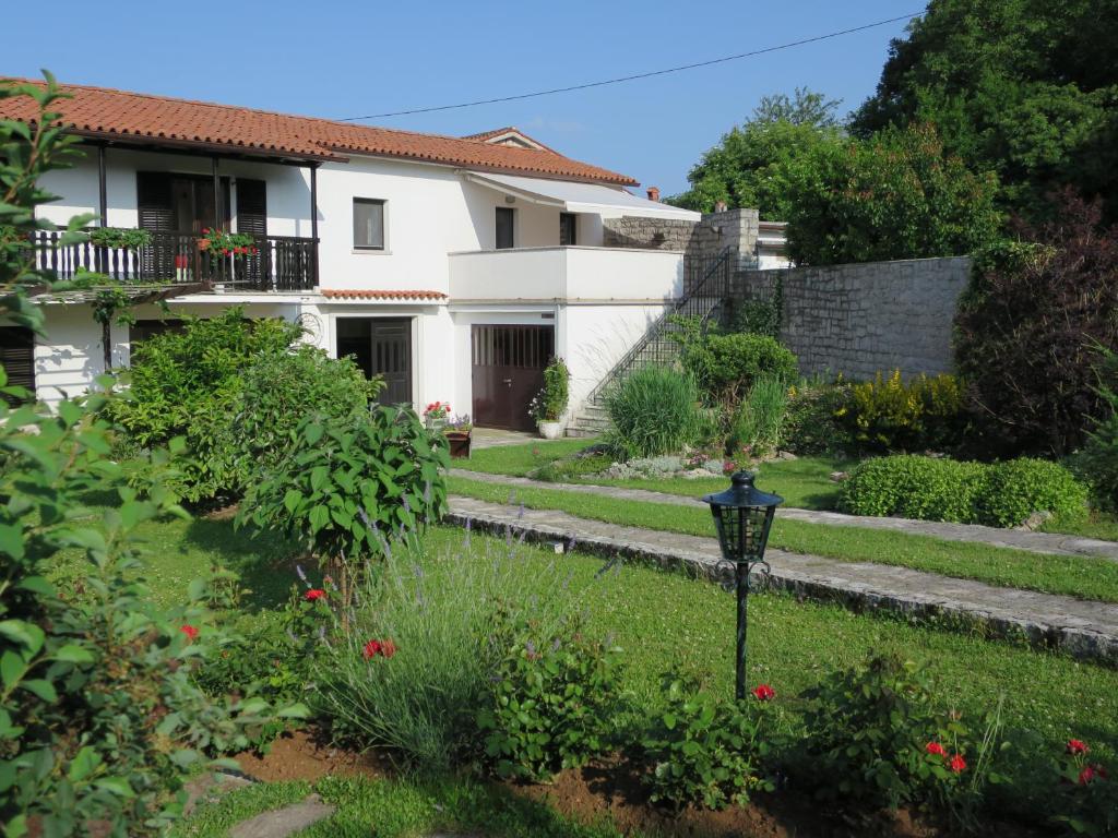 una casa con un jardín delante de ella en TIN House, en Povir