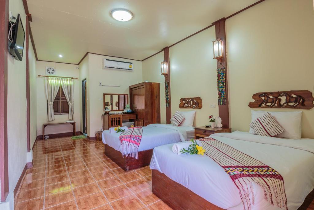 Postel nebo postele na pokoji v ubytování Mitkhoonyoum Hotel