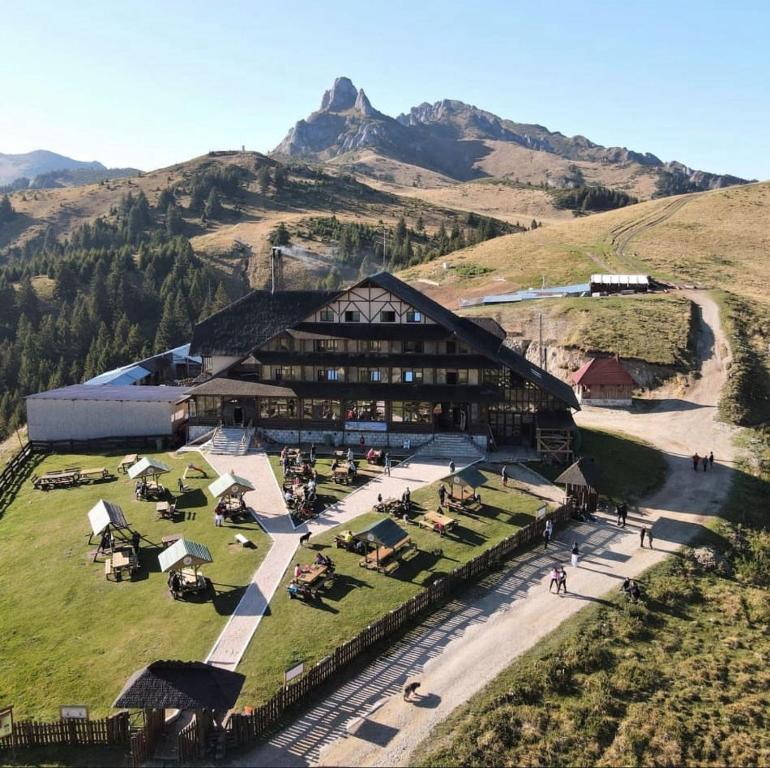 una vista aérea de un edificio en una montaña en Cabana Vârful Ciucaș, en Cheia