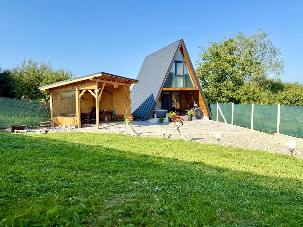 a large wooden house with a gambrel roof at Serra Luna Sibiel in Sălişte