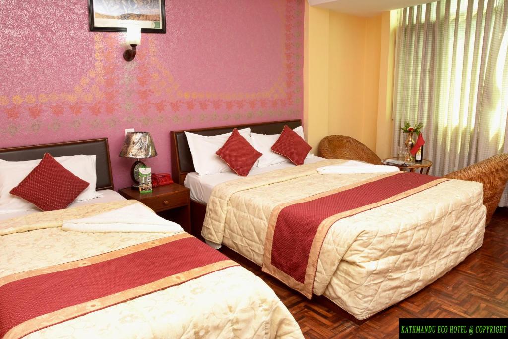 Postel nebo postele na pokoji v ubytování Kathmandu Eco Hotel