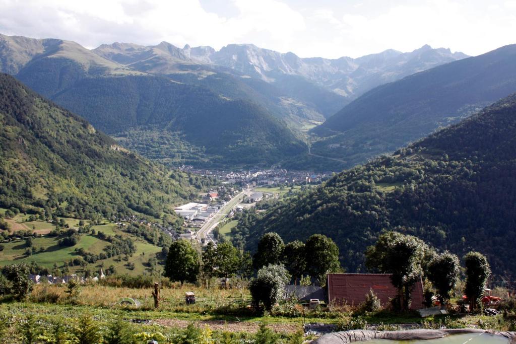 - une vue sur la vallée dans les montagnes dans l'établissement Eth Humarau de Ço de Bernat, à Mont