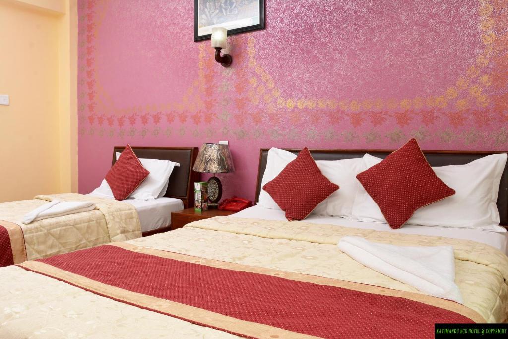Postel nebo postele na pokoji v ubytování Kathmandu Eco Hotel