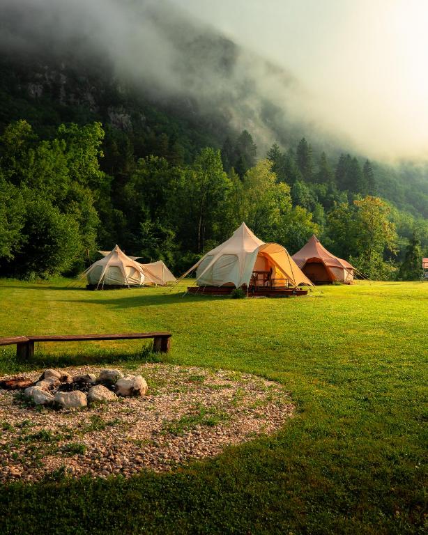 De tentjes van Glamping Gozdna Jasa in Bovec in Slovenië