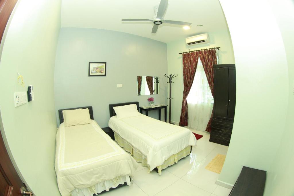 Ένα ή περισσότερα κρεβάτια σε δωμάτιο στο Twin Castle Homestay Kuala Pilah