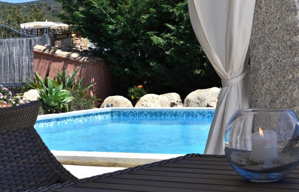 Bazén v ubytování B&B I Graniti Sardi nebo v jeho okolí