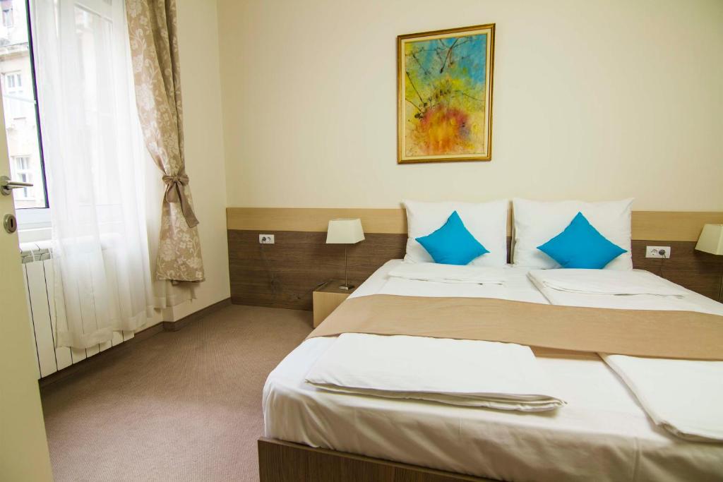 Postel nebo postele na pokoji v ubytování Apartments Legacy