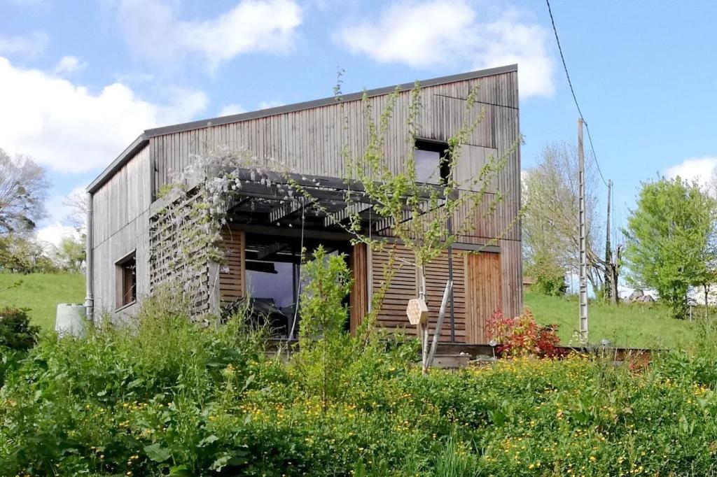 an old brick building in the middle of a field at La joline, maison bioclimatique in Montastruc-de-Salies