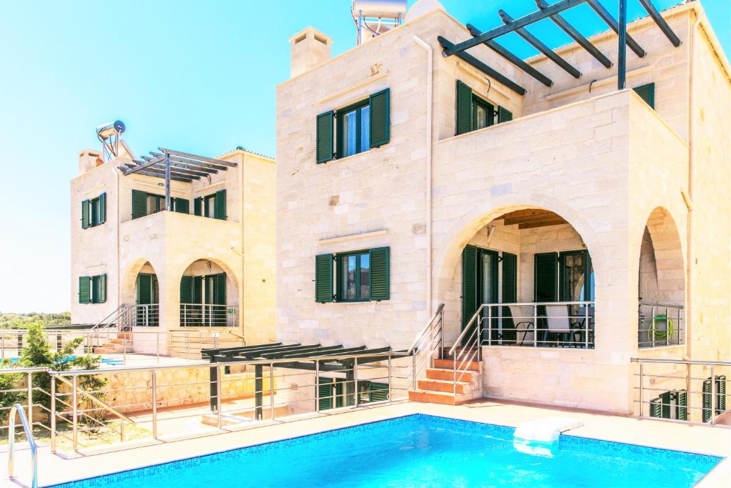 una casa con piscina frente a ella en Villa Alexandra, en Stavros