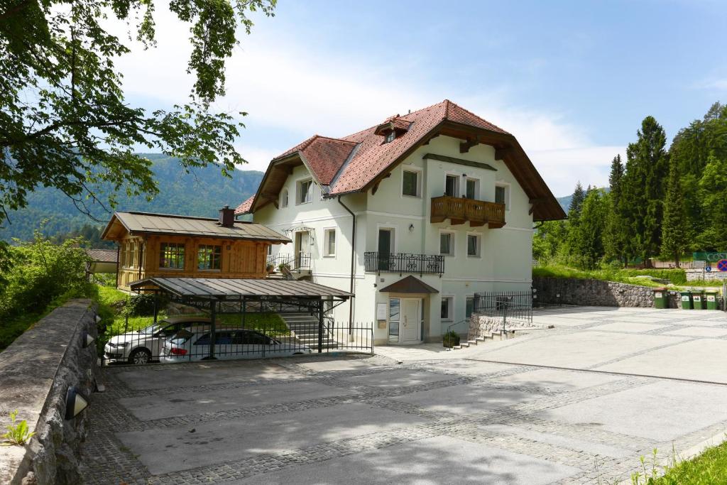 ein Haus mit einem davor geparkt in der Unterkunft Vila Krivec in Bled