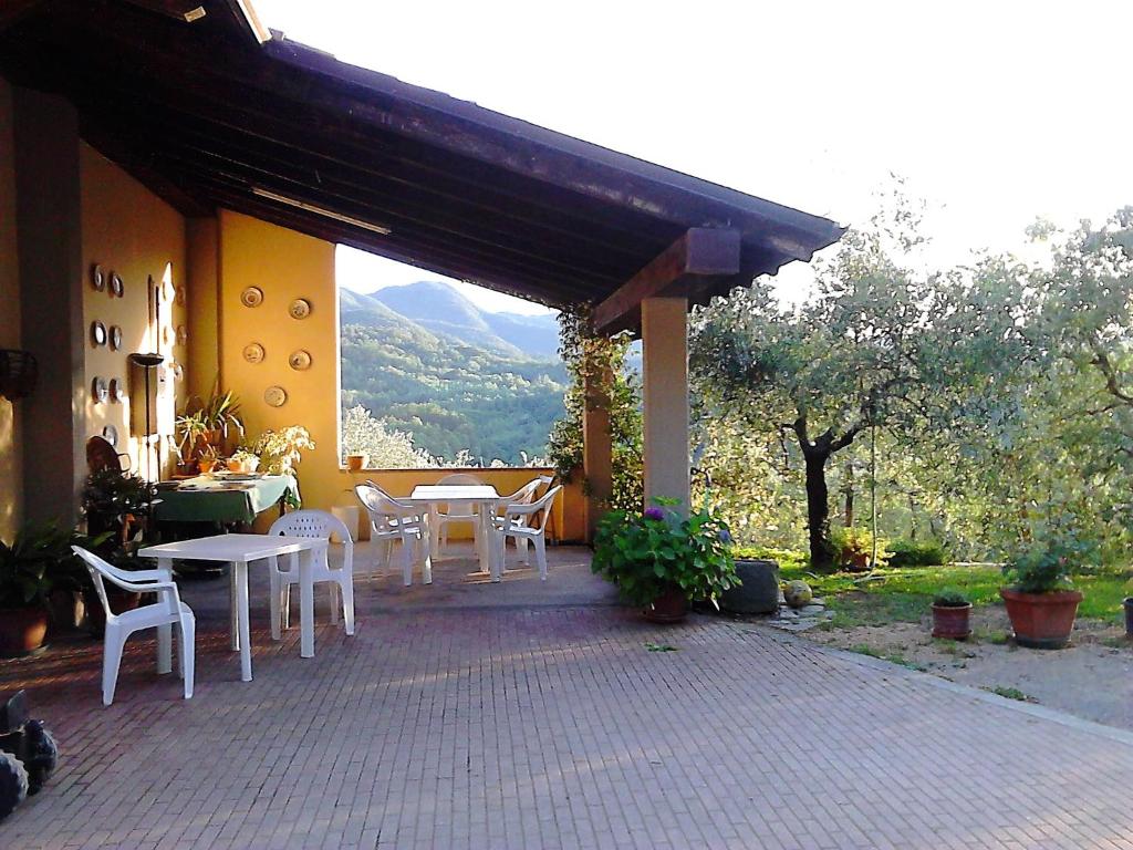 フィヴィッツァーノにあるIl Meloの山の景色を望むパティオ(テーブル、椅子付)