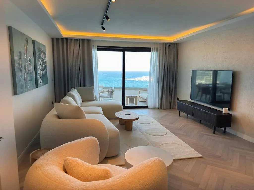 Stunning Seafront Apartment, Panoramic Sea Views