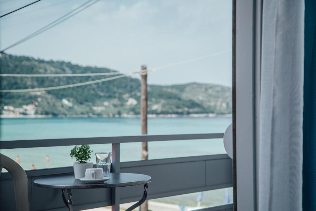 uma varanda com uma mesa e vista para a água em Anemi Beach em Skala Potamias