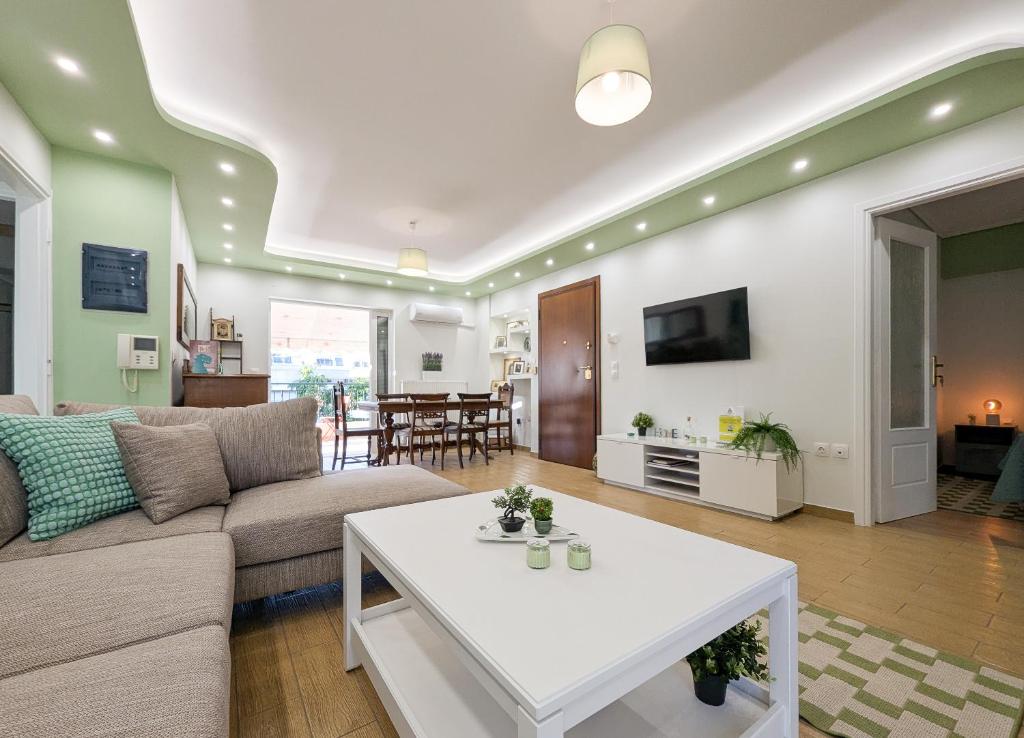 Penthouse 4BD apt near Acropolis and metro