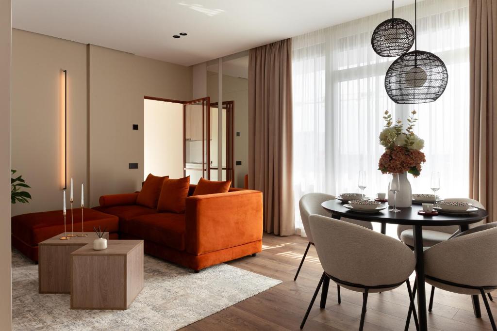 un soggiorno con un divano e un tavolo di M&M Urban Escape a Arad