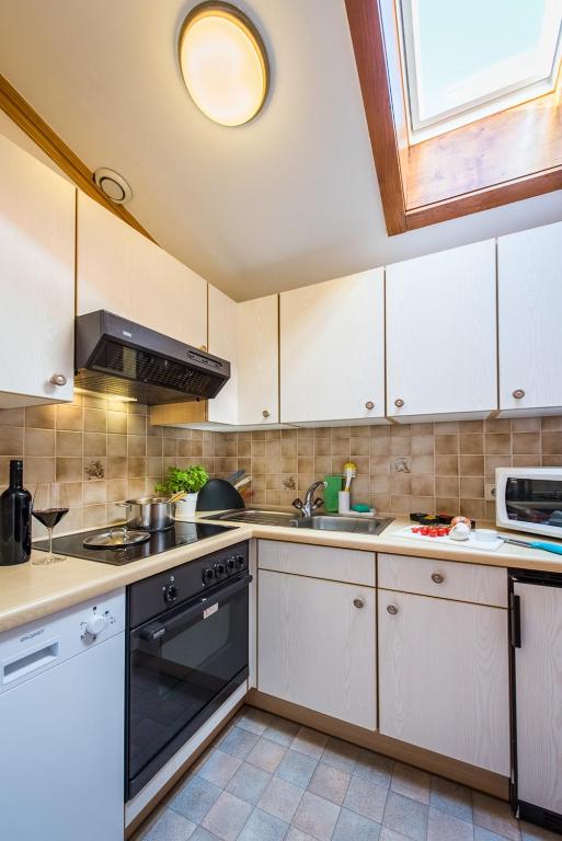 Kuchyň nebo kuchyňský kout v ubytování Appartementhaus Alpenrose