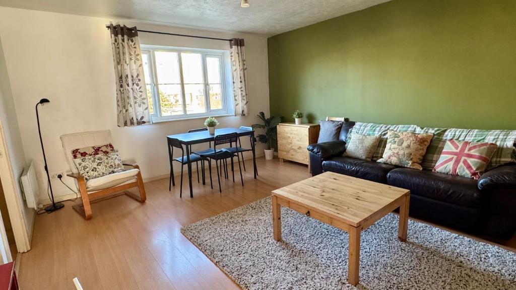 ロンドンにあるStylish 2 Bed Home with parkingのソファとテーブルのあるリビングルーム