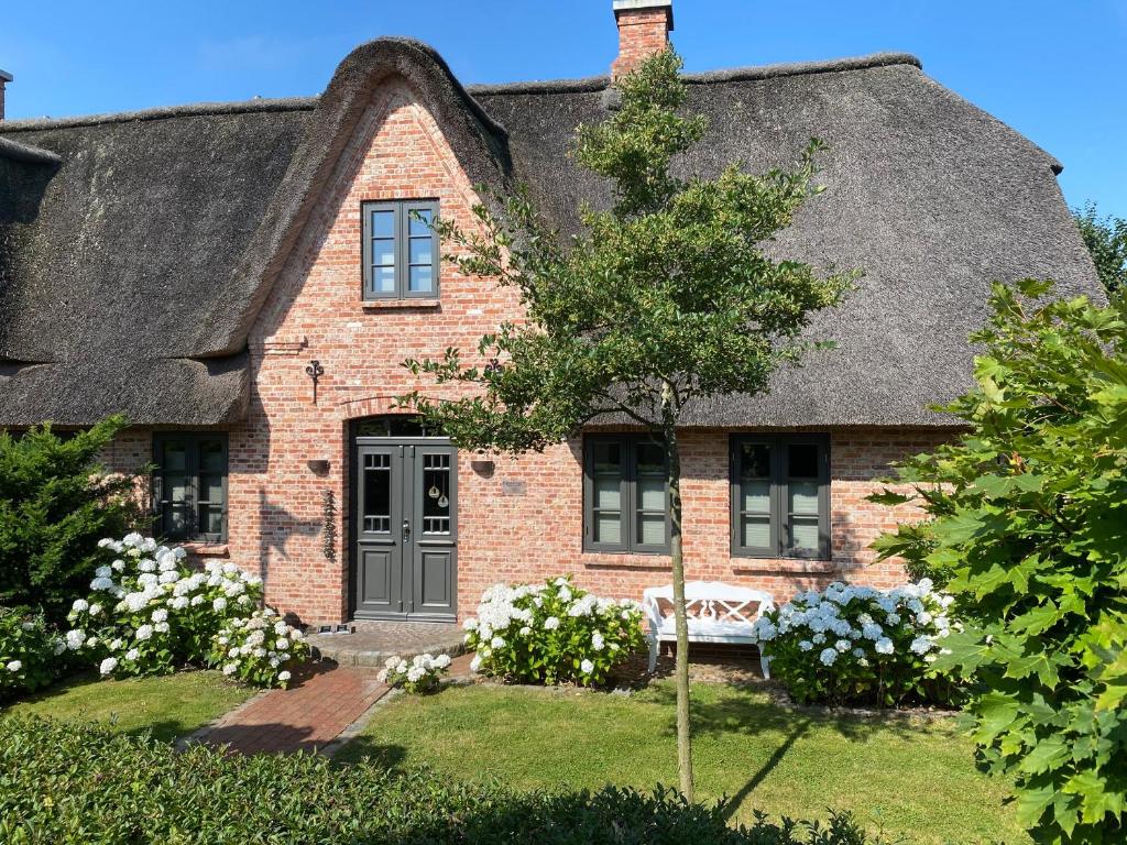 Taman di luar Ferienhaus DHH "Meer und Flair"