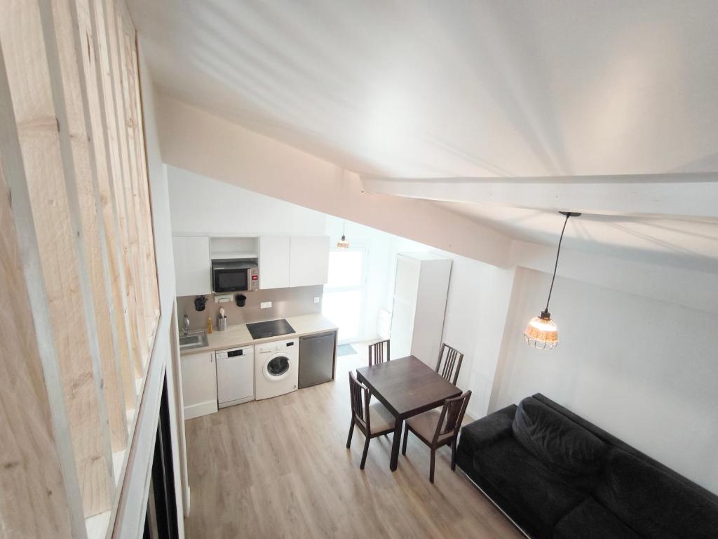 una sala de estar con un sofá y una mesa en Salmon paix avec accès autonome, en Villejuif