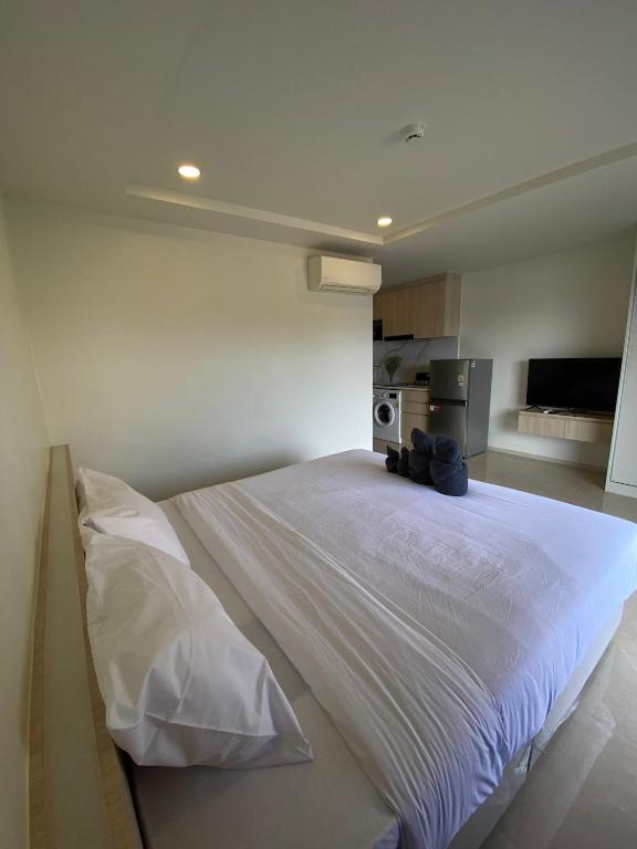 a bedroom with a large white bed in a room at The Terraza A212 - Cozy apartment in Amphoe Koh Samui