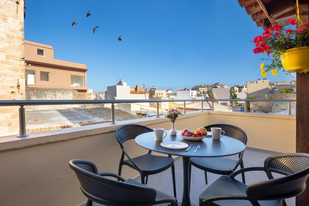 Una mesa y sillas en un balcón con vista. en Ariadne de Potie Maisonette, en La Canea