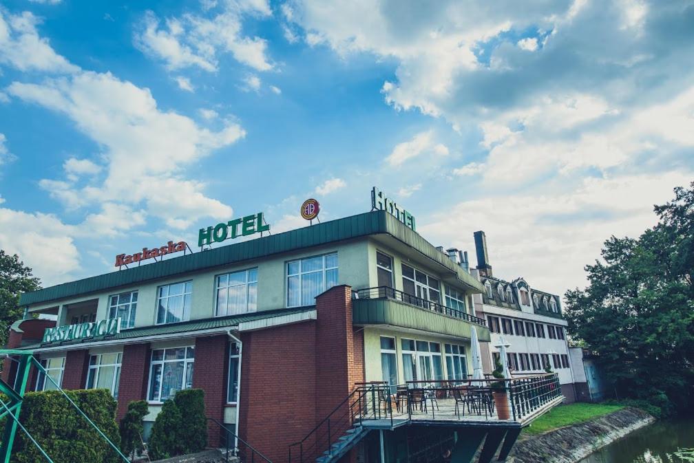 a building with a hotel sign on top of it at Hotel Restauracja Kaukaska Jadwiga Choroszy in Wolsztyn