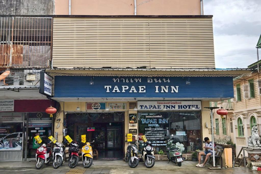 チェンマイにあるTapae Innのタコ・インの前に駐車したバイクの群れ