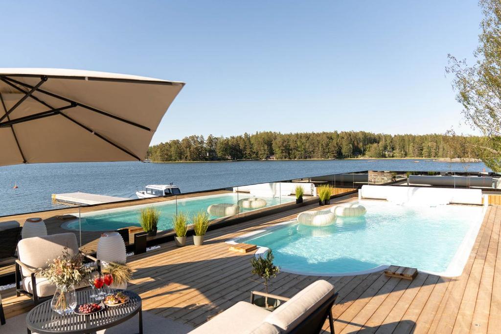 una piscina en una terraza junto a un cuerpo de agua en Pellinge Marina, en Porvoo