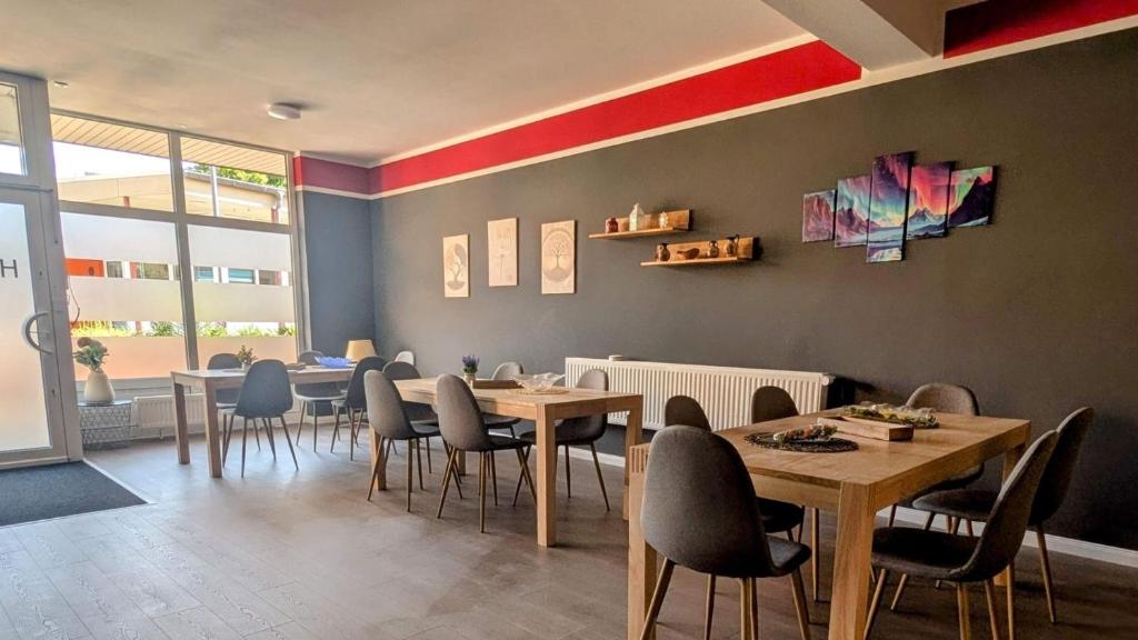 a restaurant with tables and chairs in a room at Rhin Quartier Ferienwohnung Hostel-Style in Rheinsberg