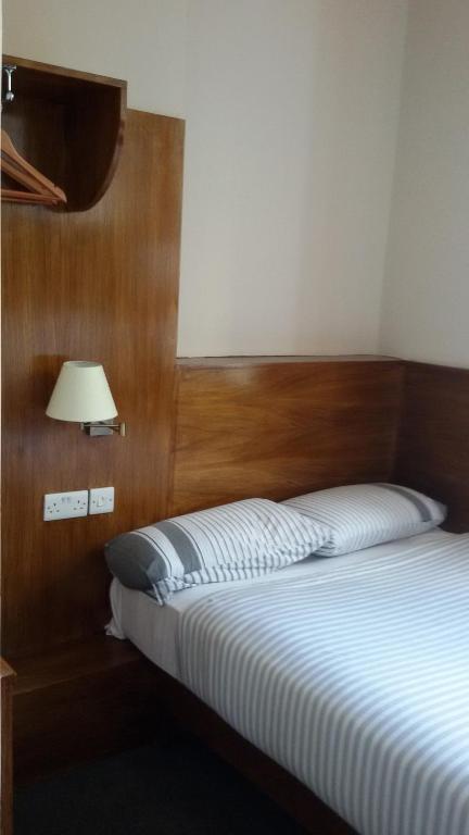 Cama o camas de una habitación en Adelphi Hotel