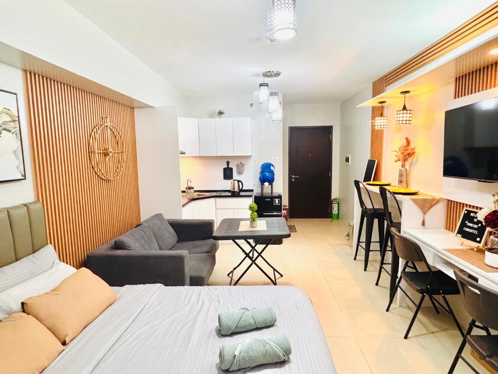 un salon avec un lit et une cuisine dans l'établissement Avida Towers Riala T3 Tunechi, à Cebu