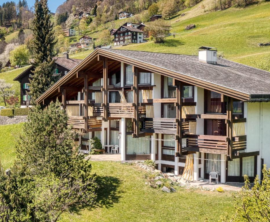 Photo de la galerie de l'établissement Retrowohnung mit Bergpanorama by A-Appartments, à Schruns