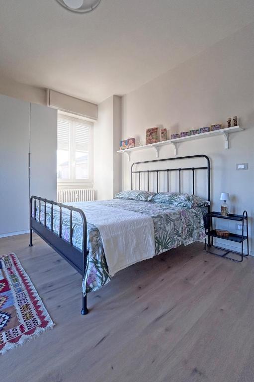 ein Schlafzimmer mit einem Bett in einem Zimmer in der Unterkunft Suite del Campione in Asti