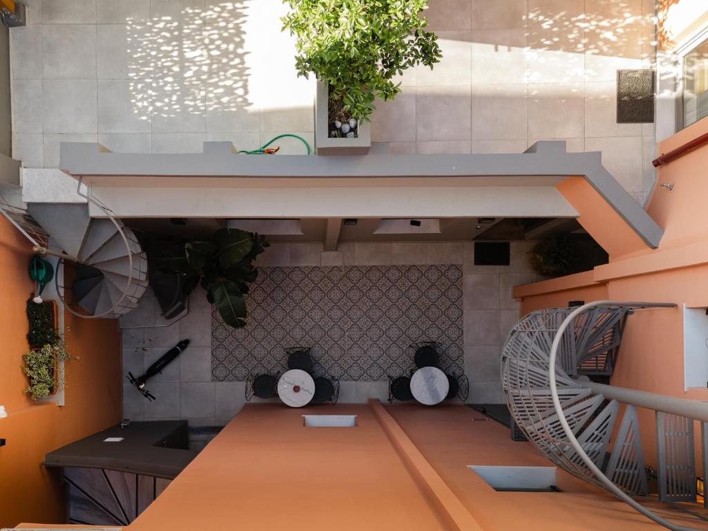 Una habitación con una escalera con una mesa y una planta en Vagabond Guesthouse, en Atenas