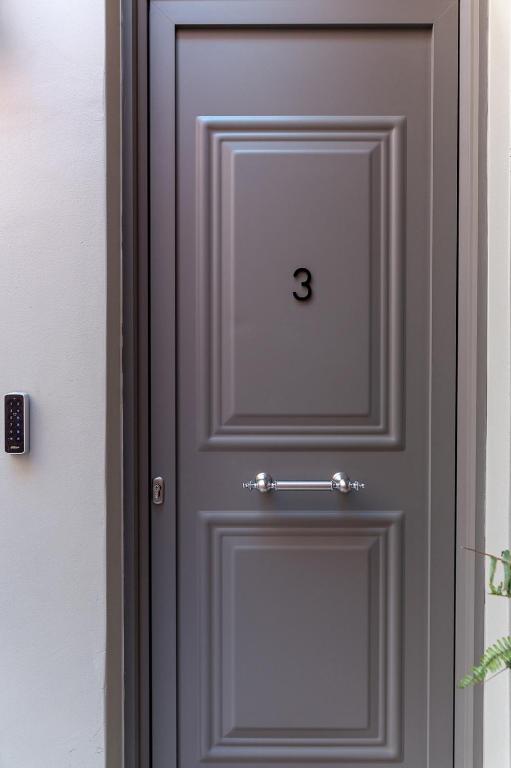 Vagabond Guesthouse - 1