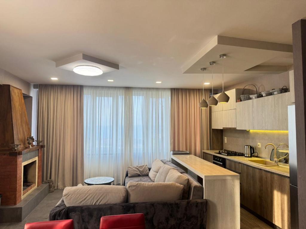 トビリシにあるapartment in Kojoriのソファとキッチンのあるリビングルーム
