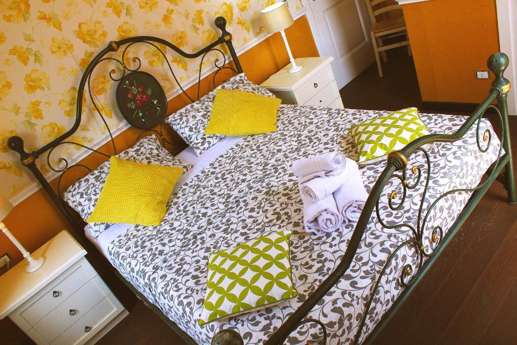 a bedroom with a black and white bed with yellow pillows at Casa Fanti 57 in Rome