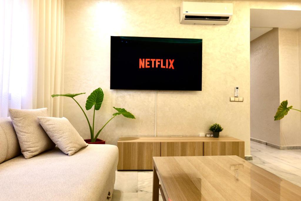 TV a/nebo společenská místnost v ubytování Hideaway Rosa Parc Mohammedia