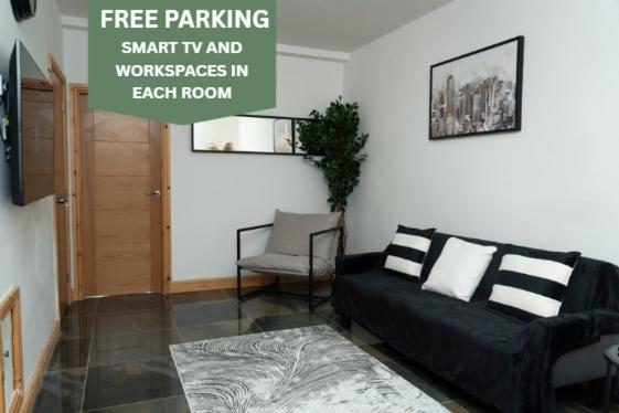 Posezení v ubytování 4 Bed Home, with 3 Bathrooms and Free Parking Home for Contractors & Workers- HOLIDAY PROMO FOR CHRISTMAS AND NEW YEAR