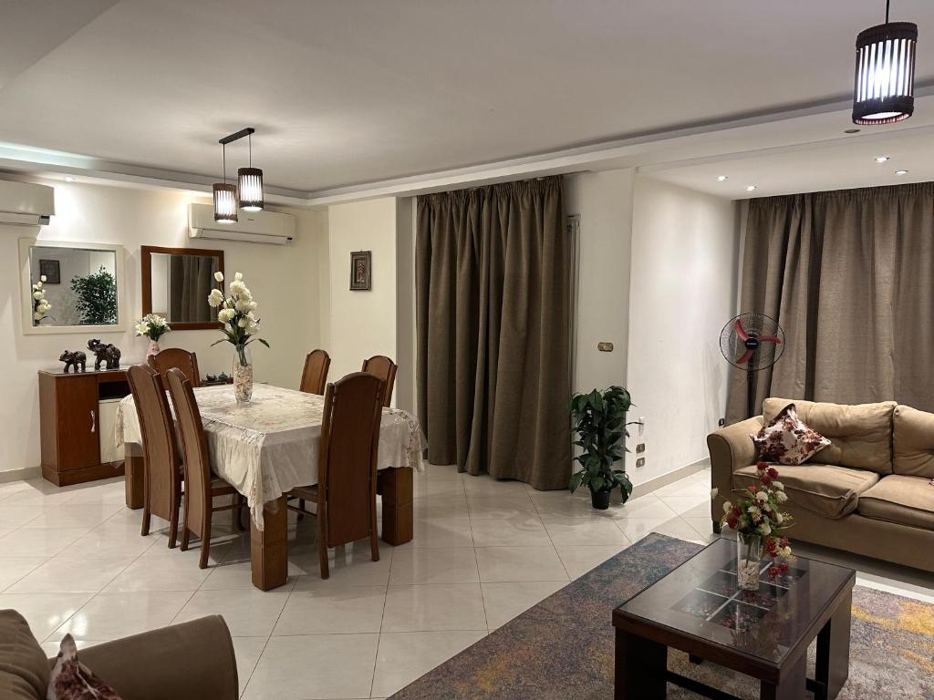 Χώρος καθιστικού στο Luxury Furnished Apartment