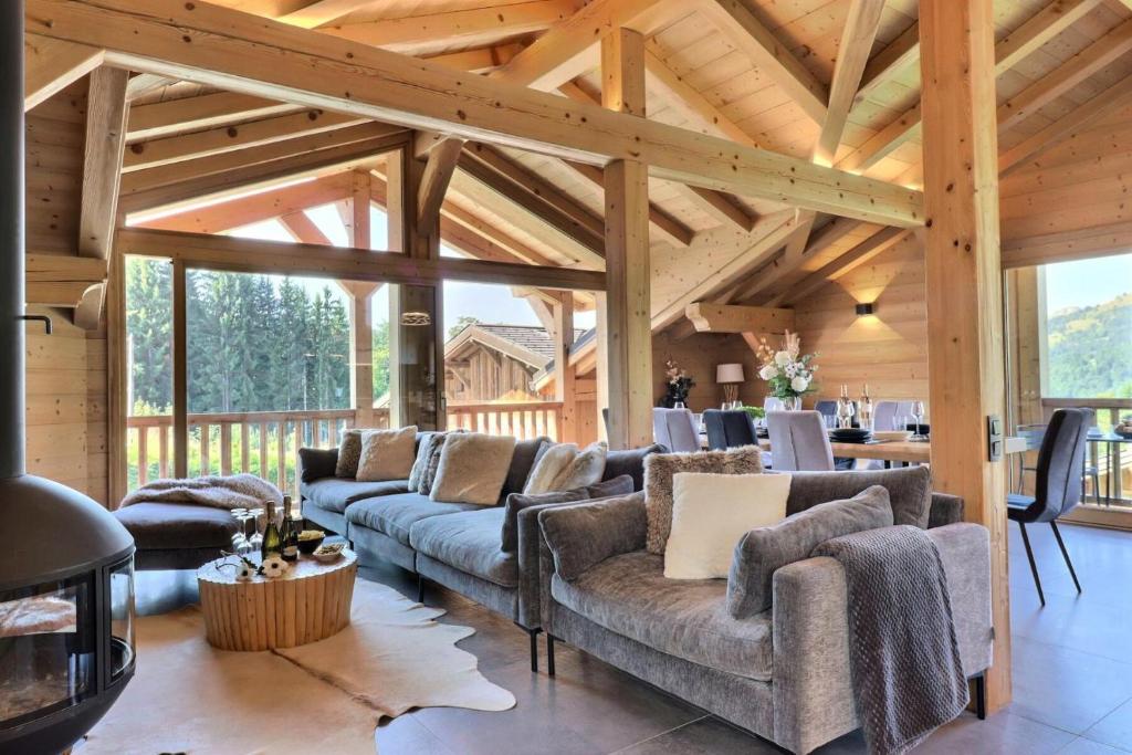 - un salon avec des canapés et un plafond en bois dans l'établissement Résidence Goya - Chalet Goya - 10 Personnes - Les Gets MAE-0113, à Cohennoz