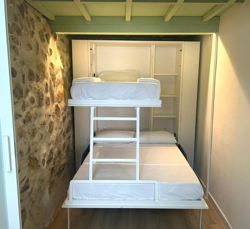 Giường tầng trong phòng chung tại Treixadura Harbor's Light