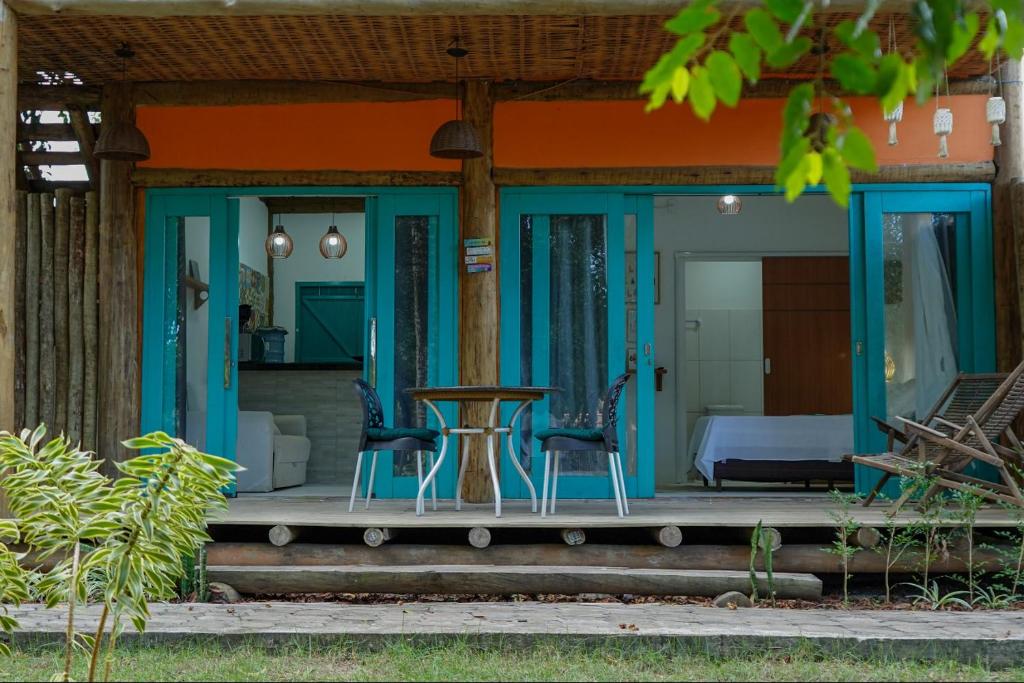 ein Haus mit zwei Stühlen und einem Tisch auf der Veranda in der Unterkunft Casadajulia in Regencia Augusta