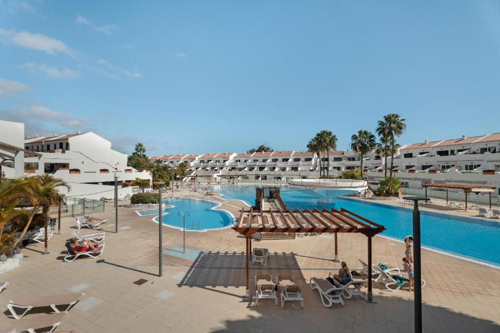 a view of a swimming pool at a resort at Costa Serena in Arona