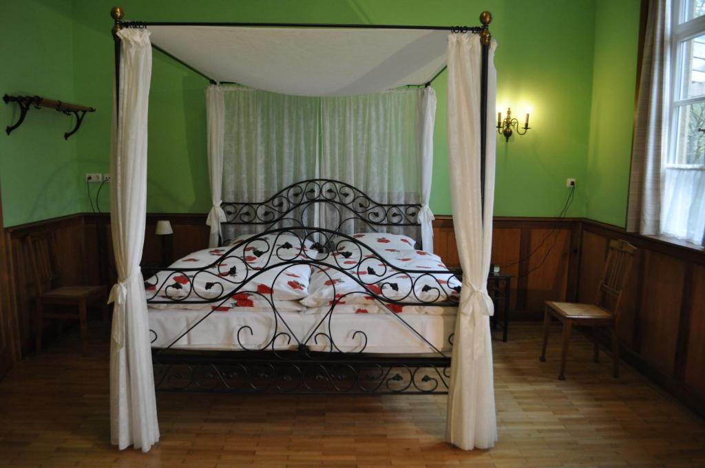 Hotel Cramer Bed & Breakfast - Double Room With 4-Poster Bed And Garden View